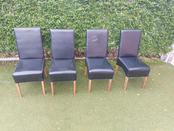 4 zwarte stoelen