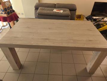 Tafel met 6 stoelen beschikbaar voor biedingen