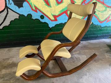 Chaise longue emblématique de Peter Opsvik, Enlèvement