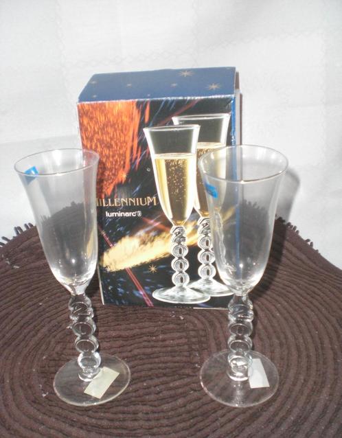 Twee Luminarc Millennium „2000" champagnefluiten, Verzamelen, Glas en Drinkglazen, Zo goed als nieuw, Ophalen