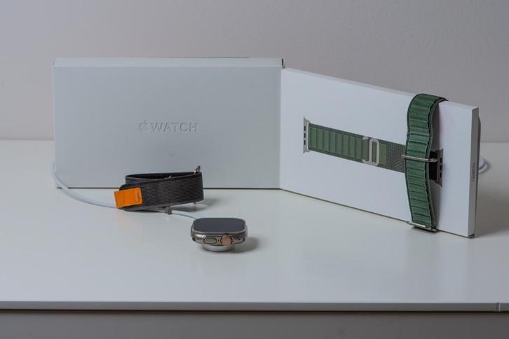 De eerste Apple Watch Ultra - zo goed als nieuw, Handtassen en Accessoires, Smartwatches, Zo goed als nieuw, iOS, Zilver, Afstand