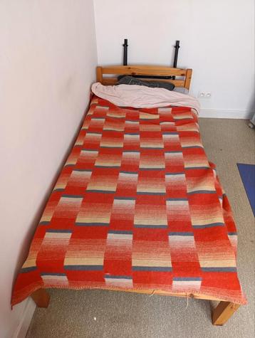 Eenpersoons bed met matras en beddengoed beschikbaar voor biedingen