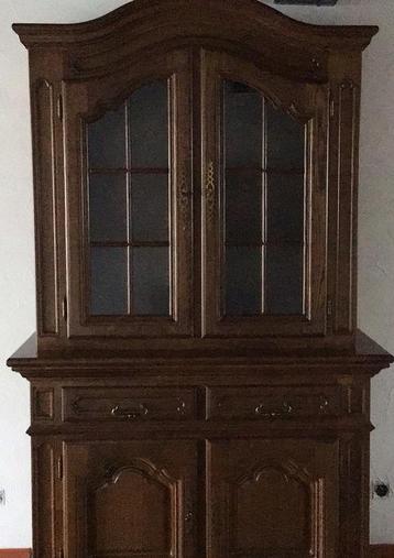 Vitrine kast tweedelig beschikbaar voor biedingen