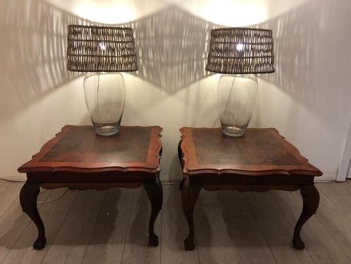 2 vierkante Notenhouten bijzettafels., Antiek en Kunst, Antiek | Woonaccessoires, Ophalen