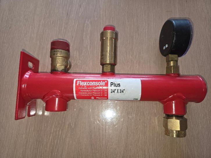 CONSOLE FLAMCO SUPPORT DE RÉSERVOIR D'EXPANSION DE 3/4 PO, Bricolage & Construction, Chauffe-eau & Boilers, Comme neuf, Élément
