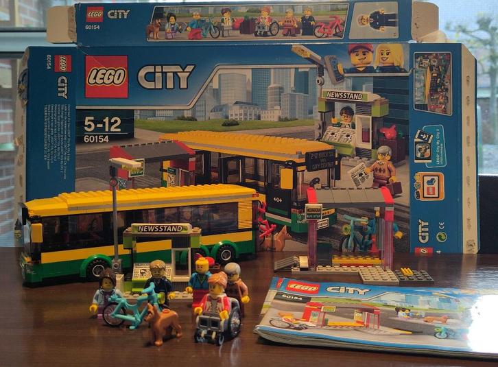 Lego 60154 - Bus met halte en nieuwskiosk, Kinderen en Baby's, Speelgoed | Duplo en Lego, Zo goed als nieuw, Lego, Complete set