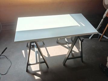 Bureau met los blad op schragen beschikbaar voor biedingen