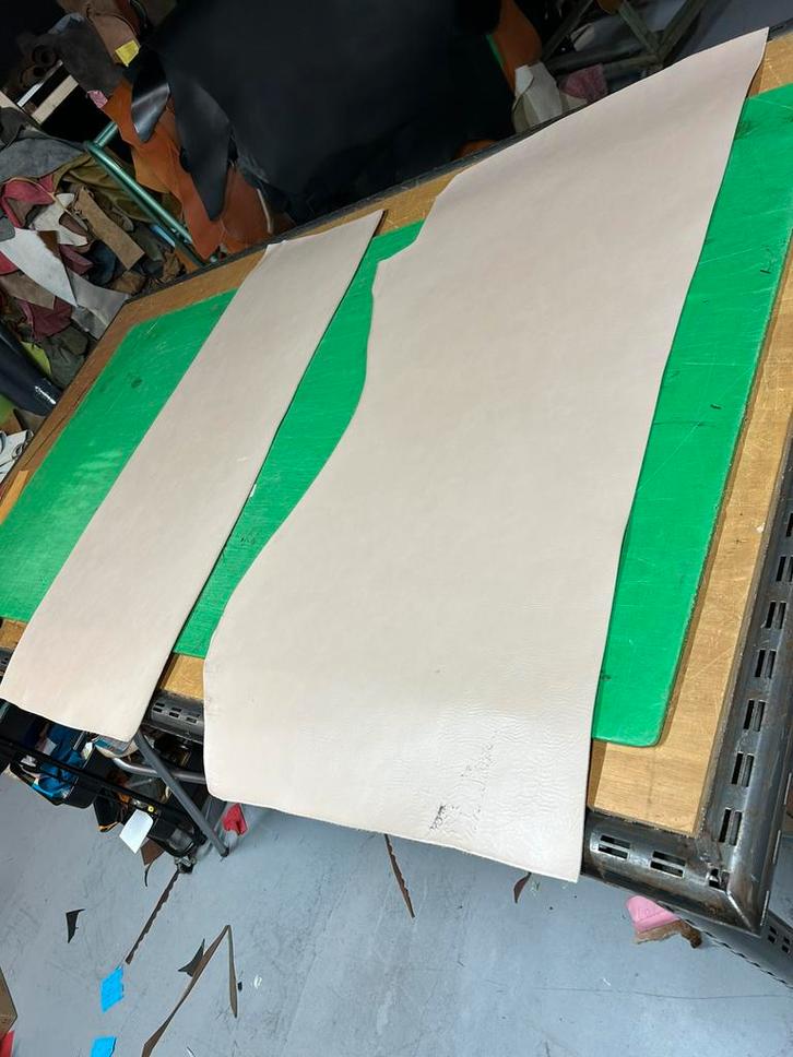 2 beige kleur tuigleer lappen 2 mm dikte half soepel, Hobby en Vrije tijd, Stoffen en Lappen, Zo goed als nieuw, Beige, Ophalen of Verzenden