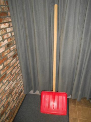 Sneeuwruim-schop / Rood beschikbaar voor biedingen