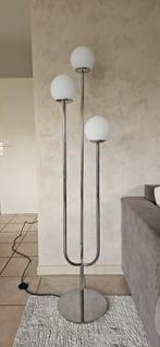 Design vloerlamp met 3 bollen — Eigentijdse stijl — Chro met, Huis en Inrichting, Lampen | Vloerlampen, Ophalen, Zo goed als nieuw