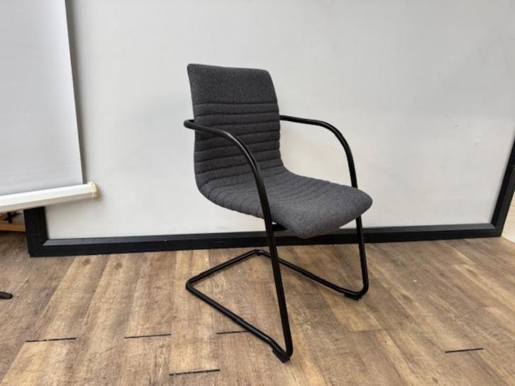 Vergaderstoel ribbel slede frame, Hobby en Vrije tijd, Vilt, Ophalen of Verzenden