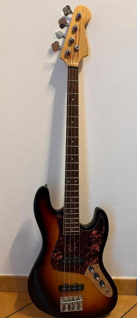 Basse électrique Jazz Bass Sunburst très bon état debutant, Musique & Instruments, Instruments à corde | Guitares | Basses, Comme neuf