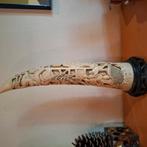 slagtand gesneden met staander 45cm H, Antiek en Kunst, Ophalen of Verzenden