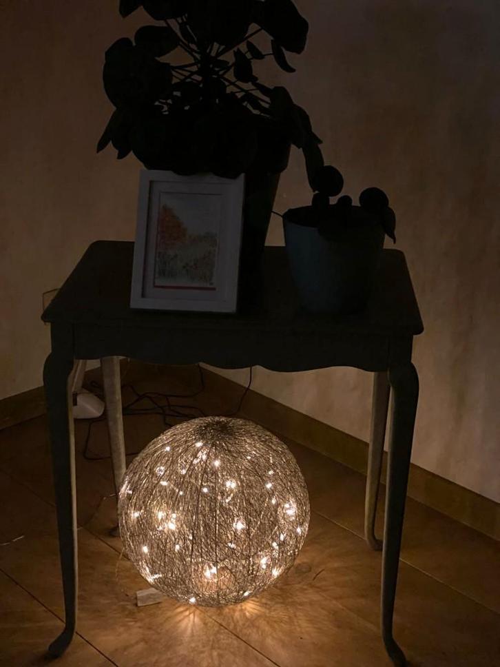 Lampe boule design à poser, comme neuve., Maison & Meubles, Lampes | Lampes de table, Comme neuf, Métal, Enlèvement