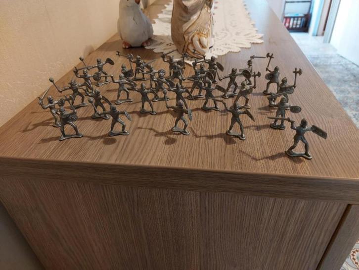 29 middeleeuwse soldaatjes, Kinderen en Baby's, Speelgoed | Actiefiguren, Zo goed als nieuw, Verzenden