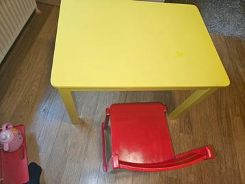 Table jaune pour enfant beschikbaar voor biedingen