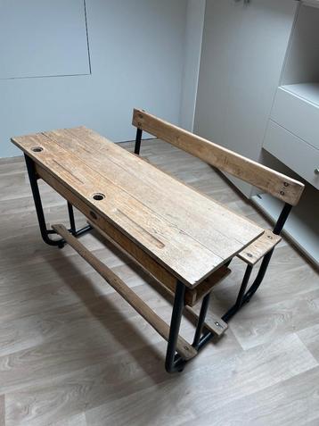 Vintage schoolbank beschikbaar voor biedingen
