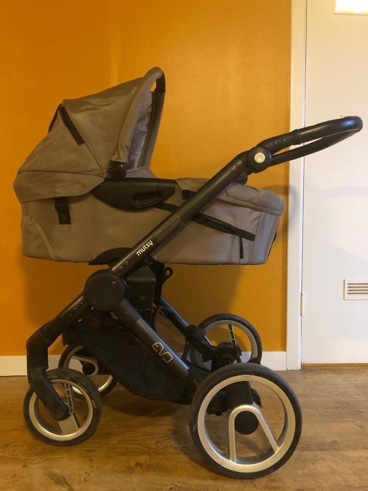 Mutsy evo kinderwagen, Kinderen en Baby's, Kinderwagens en Combinaties, Gebruikt, Kinderwagen, Mutsy, Met reiswieg, Verstelbare duwstang
