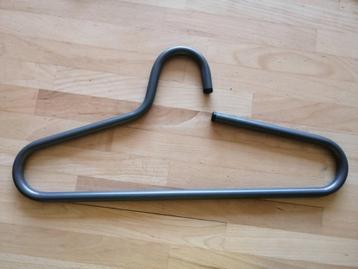 4 Metalen kleerhangers beschikbaar voor biedingen