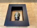 Decoratief zilverkleurig beeldje in zwarte kader, Ophalen of Verzenden, Gebruikt, Religie