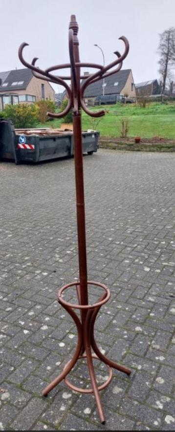Houten kapstok beschikbaar voor biedingen