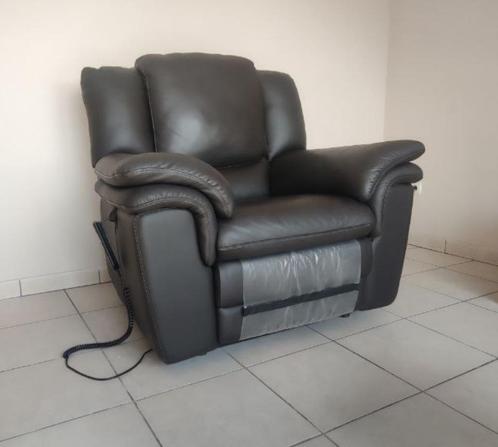Fauteuil électrique en cuir italien avec option de levage, Huis en Inrichting, Fauteuils, Zo goed als nieuw, Leer, Ophalen