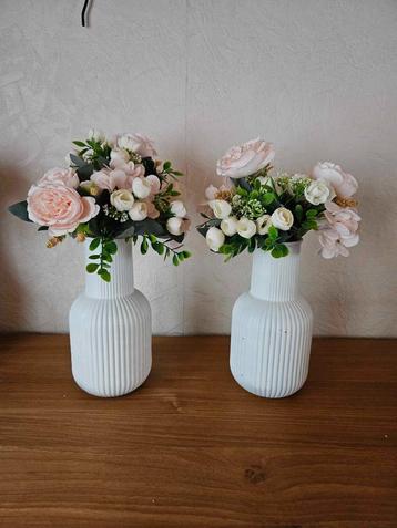 Lot 2 vases blancs + 4 bouquets fleurs artificielles beschikbaar voor biedingen