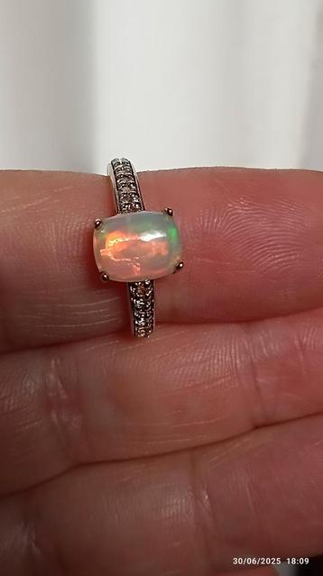 Prachtige vergulde sterling zilveren ring met prachtig opaal beschikbaar voor biedingen