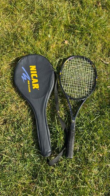 Tennisracket met hoes beschikbaar voor biedingen