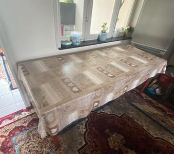 Massieve houten eettafel met 6 stoelen – in goede staat beschikbaar voor biedingen