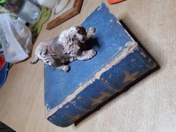 Boîte imitant un ancien livre avec effigie de chien beschikbaar voor biedingen
