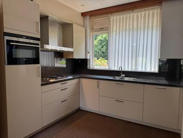 Complete Nette Hoekkeuken + Apparatuur Siemens+ GEDEMONTEERD beschikbaar voor biedingen