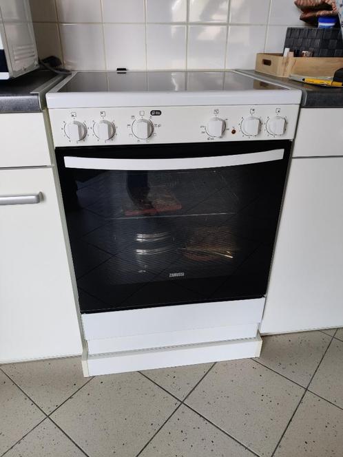 Zanussi fornuis model ZCV65020WA – zgan, Elektronische apparatuur, Fornuizen, Zo goed als nieuw, Vrijstaand, Keramisch, 4 kookzones