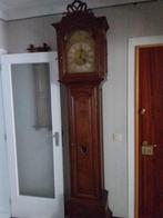 Grande horloge comtoise en noyer sculpté, Ophalen