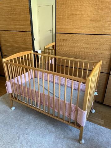 Lit bébé à barreaux en bois démontable avec matelas. TBE beschikbaar voor biedingen