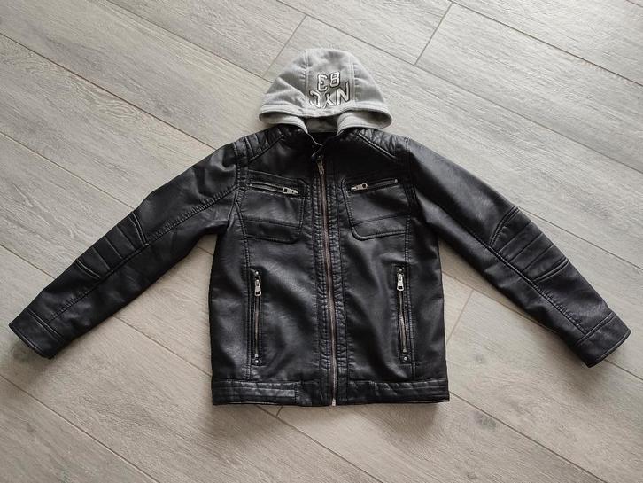Bikerjack met capuchon - maat 152, Kinderen en Baby's, Kinderkleding | Maat 152, Zo goed als nieuw, Jongen, Jas, Ophalen