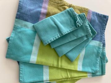 3 tafellopers met servetten  beschikbaar voor biedingen