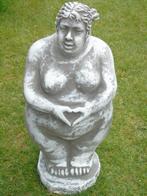 beeld van een dikke vrouw in gepatineerde steen, te koop!!!, Tuin en Terras, Nieuw, Steen, Ophalen of Verzenden, Abstract beeld