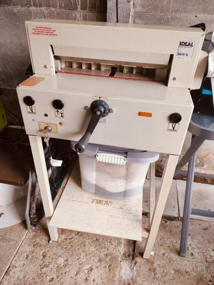 Gratis: papiersnijder ideal 3610, Zakelijke goederen, Kantoor en Winkelinrichting | Apparatuur en Telecommunicatie, Overige typen