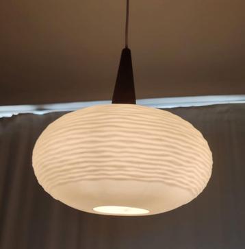 Louis Kalff Philips Opaline en teakhouten vintage kroonlucht beschikbaar voor biedingen