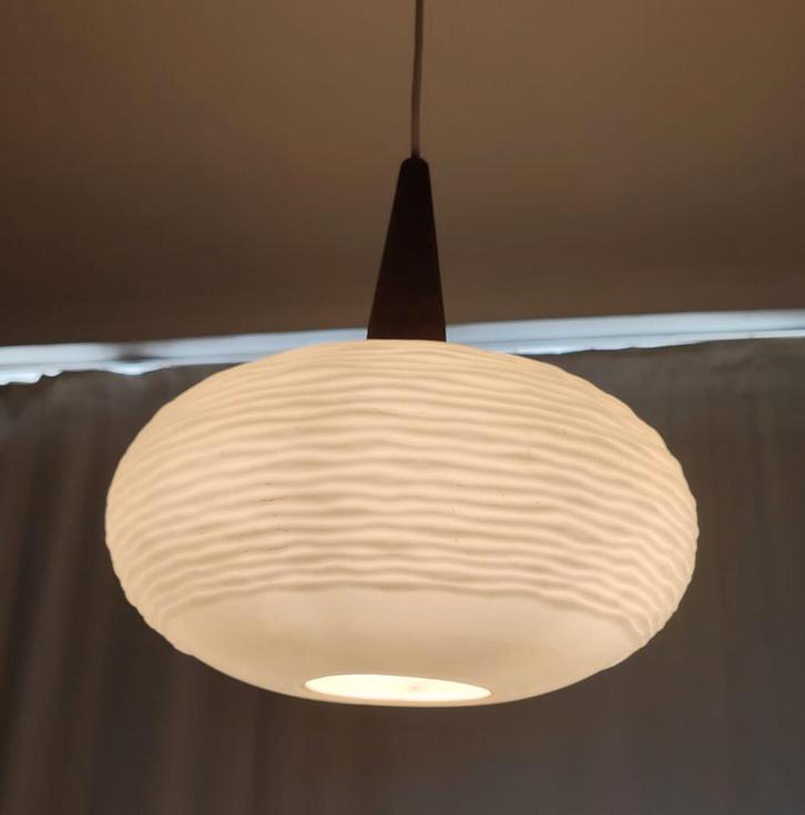 Louis Kalff Philips Opaline en teakhouten vintage kroonlucht, Huis en Inrichting, Lampen | Plafondlampen, Zo goed als nieuw, Ophalen