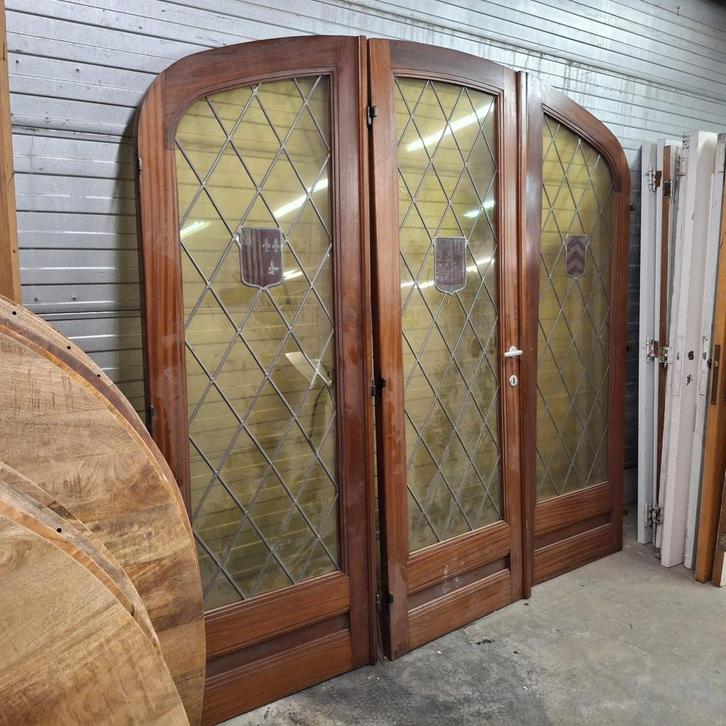 Drieslag deuren – massief hout & loodglas met wapenschilden, Antiek en Kunst, Antiek | Glaswerk en Kristal, Ophalen
