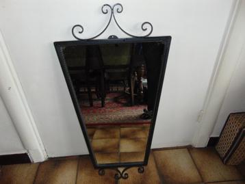 Retro spiegel met metalen kader beschikbaar voor biedingen