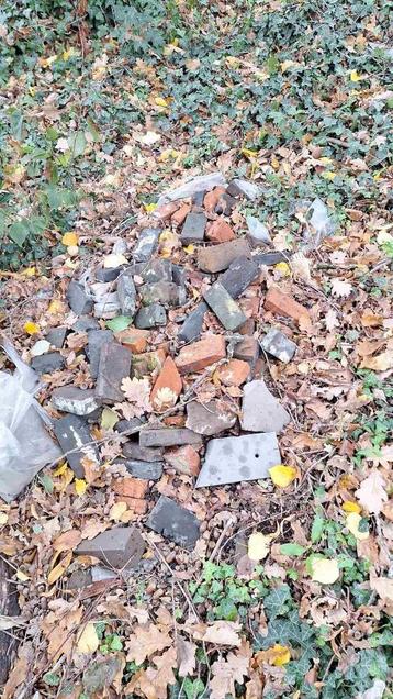 steenpuin gratis, kort bij de straat beschikbaar voor biedingen