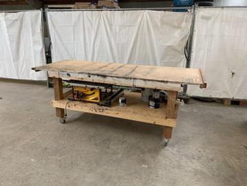 houten werktafels of werkbank beschikbaar voor biedingen