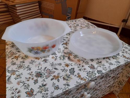 Plat four Vintage en verre de lait Arcopal France, bon état, Antiek en Kunst, Antiek | Keramiek en Aardewerk, Ophalen