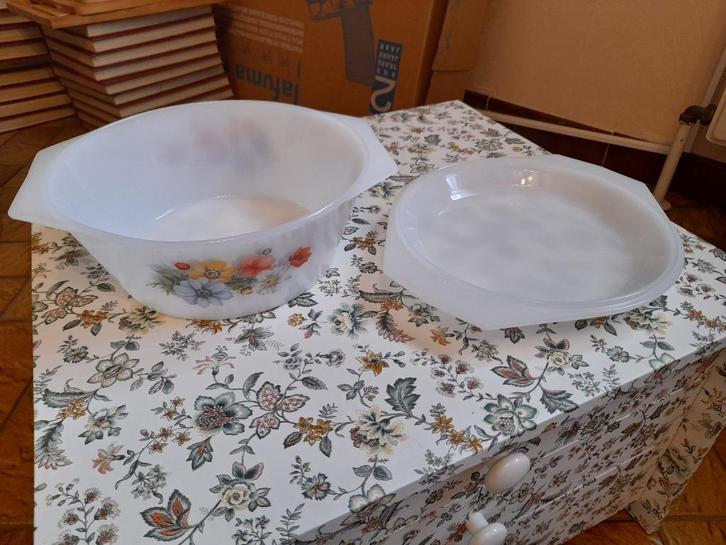 Plat four Vintage en verre de lait Arcopal France, bon état, Antiek en Kunst, Antiek | Keramiek en Aardewerk, Ophalen