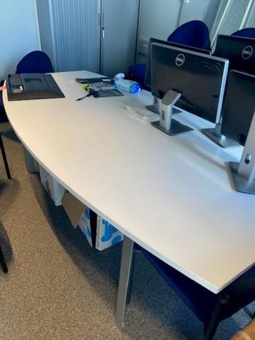 Ovale tafel beschikbaar voor biedingen