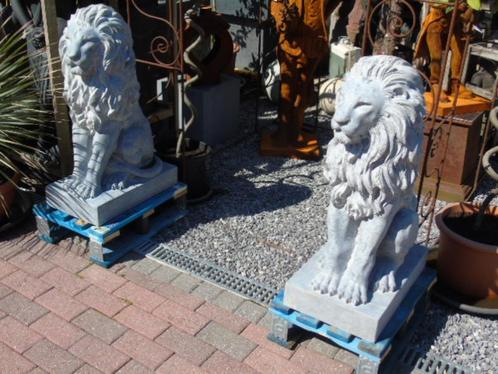 Een paar zittende leeuwen in blauwe steen, G en D, hoogte 90, Tuin en Terras, Tuinbeelden, Nieuw, Dierenbeeld, Steen, Ophalen