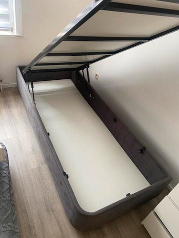 2 éénpersoons boxspringbedden met matrassen – 80x200 beschikbaar voor biedingen